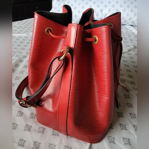 Louis Vuitton Petite Noe Strawstring Bucket Shoulder Bag In Red Epi Leather